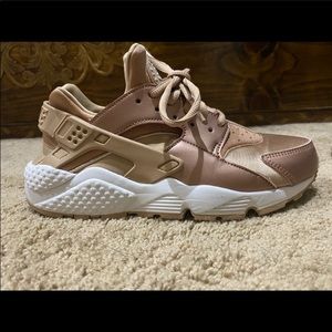 Rose gold/tan Nike huarache